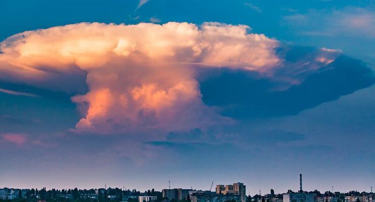 Николаев накрыло розовое облако в виде ядерного гриба - СМИ