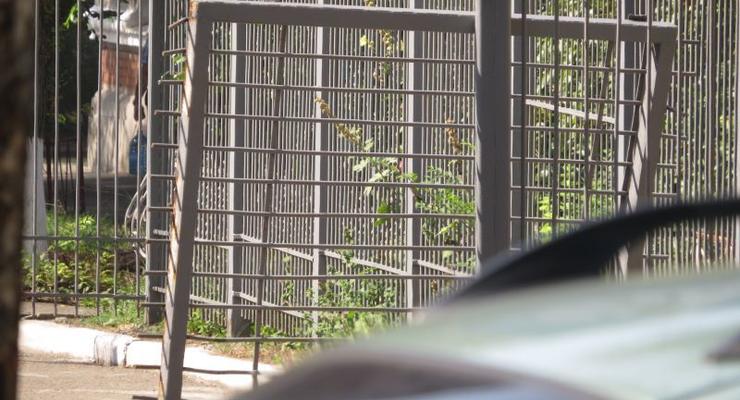 В Мариуполе евробляха во время погони снесла ворота СБУ