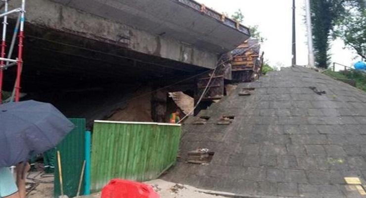В Киеве из-за ливня обвалился мост