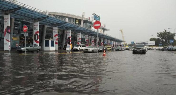 Непогода в Киеве: ливнем затопило аэропорт Жуляны