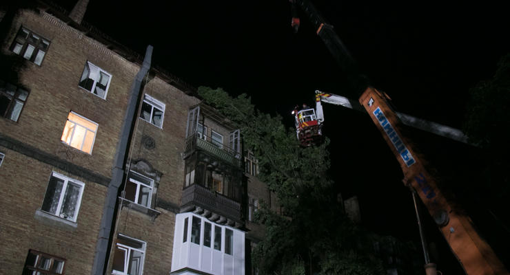 В Киеве на Нивках тополь упал на жилой дом