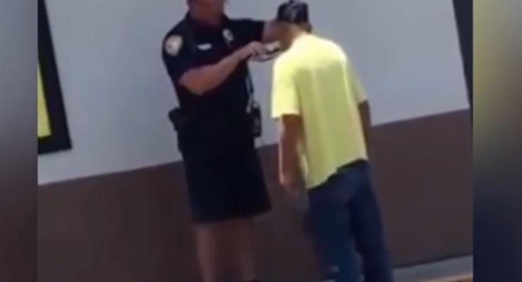 В США полицейский побрил бездомного и прославился в Сети