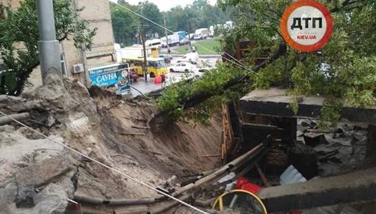 Обрушение путепровода в Киеве: перекрыта часть улицы