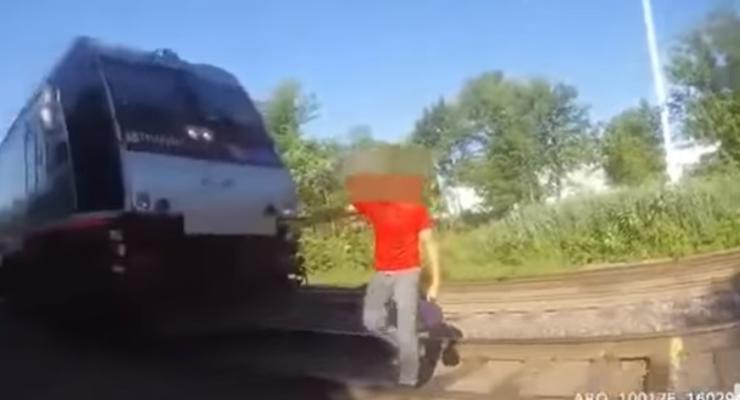 В США полицейский чудом спас человека от наезда поезда