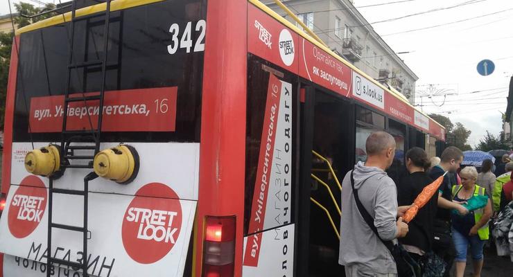 В Черновцах на ходу задымился переполненный троллейбус