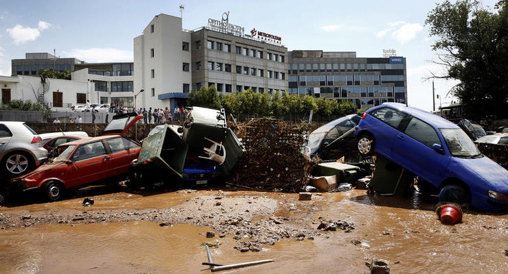 На Афины обрушились мощные ливни: затоплены дороги и авто