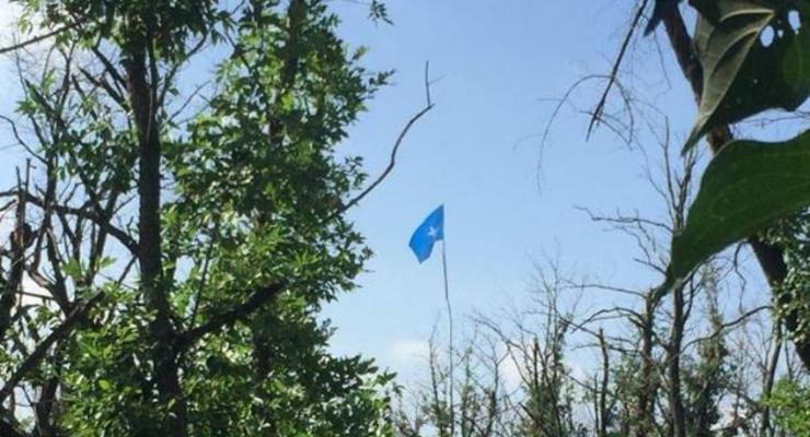 С помощью флагов бойцы ВСУ троллят сепаратистов на Донбассе