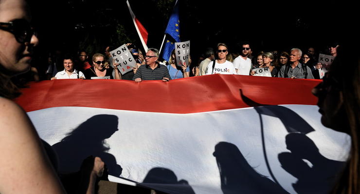 В Польше, несмотря на протесты, подписали скандальный закон