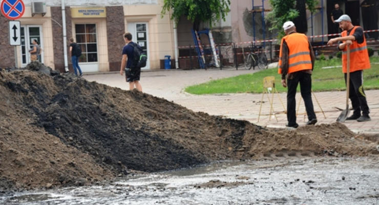 Последствия ливня в Одессе: грязь сгребали в кучи высотой более метра