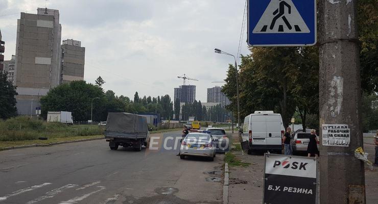 В Киеве Volkswagen сбил женщину на переходе и врезался в автобус