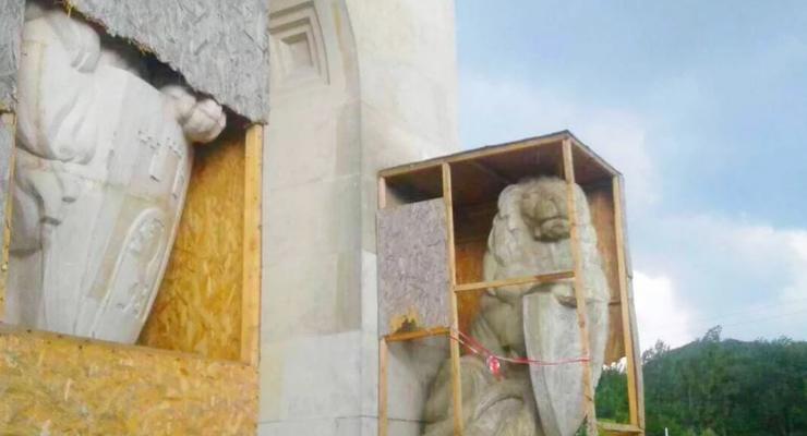 Группа вандалов из Польши повредила Мемориал Орлят во Львове