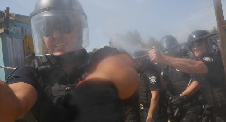 В Киеве полицейский распылил газ в глаза корреспонденту Associated Press
