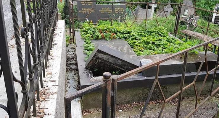 В Ужгороде разрушили плиты на кладбище