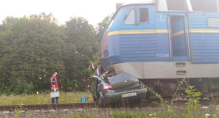 Под Киевом поезд врезался в Renault, есть жертвы