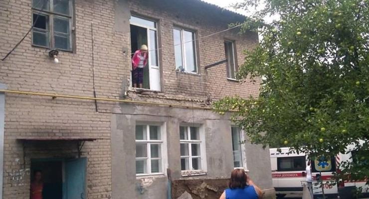 В Каменском обвалился балкон с двумя мужчинами