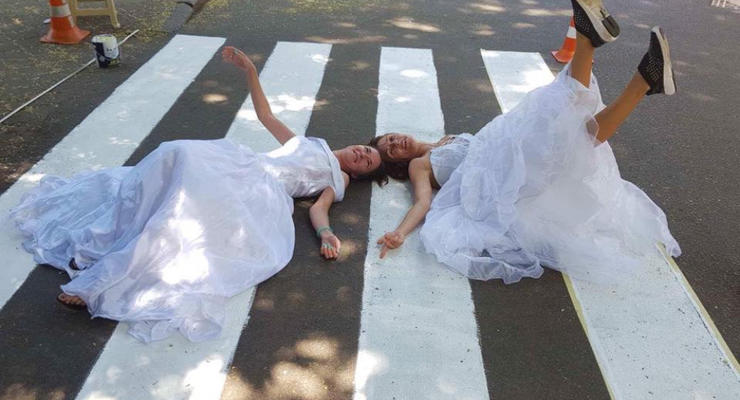 В Одессе невесты в свадебных платьях рисовали "зебру"