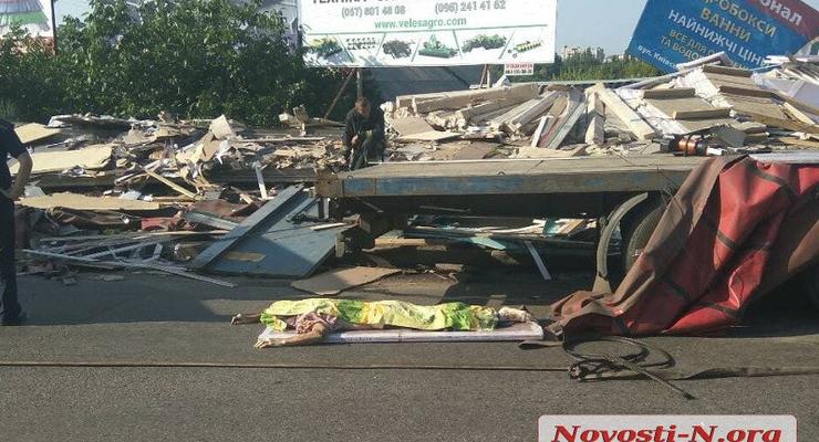 В Первомайске грузовик сбил пешехода и снес жилой дом