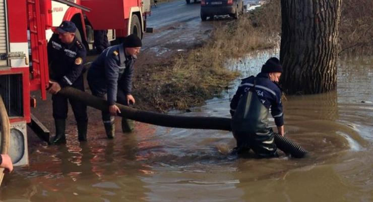 Эвакуировали женщин и детей: ливни подтопили Прикарпатье