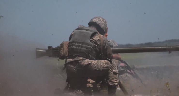 Украинские военные на Донбассе показали стрельбы из "сапога"