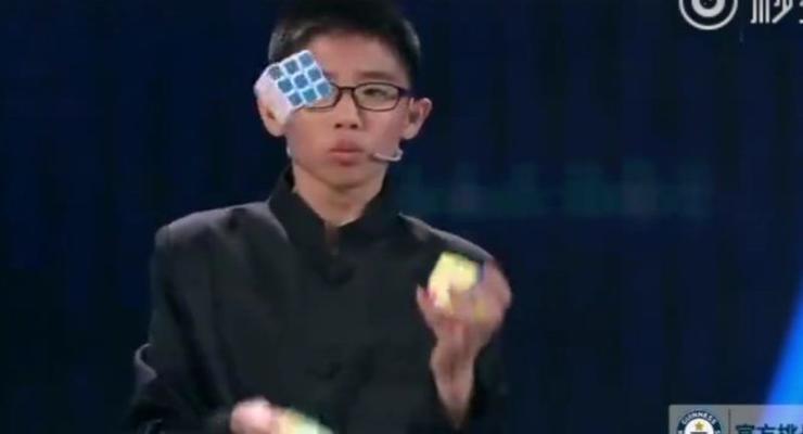 13-летний китаец собрал три кубика Рубика, жонглируя ими, и установил рекорд
