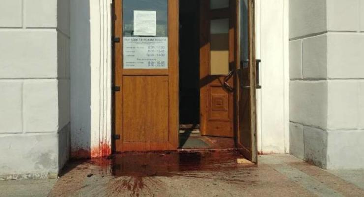 Убийство Сармата: бердянцы митингуют, исполком облили "кровью"