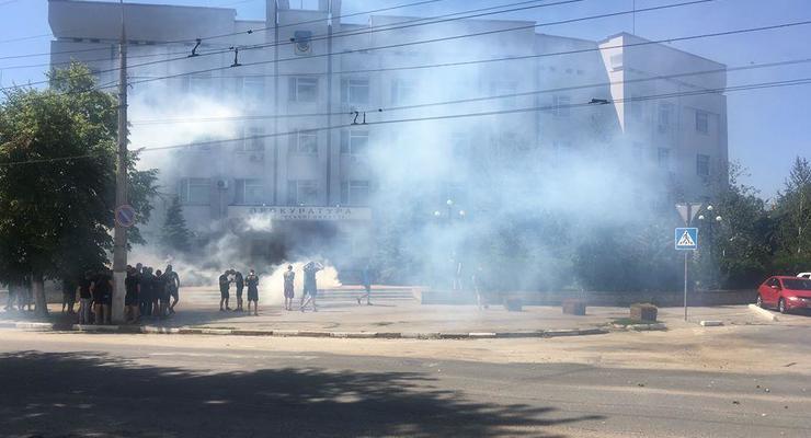 Нацкорпус устроил дымовую завесу возле херсонской прокуратуры