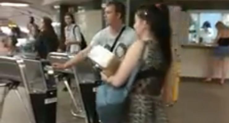 В Киеве засняли как мужчина бесплатно пропускал пассажиров метро