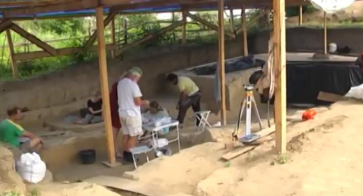 Под Ровно археологи раскапывают стоянку, которой 15 тысяч лет