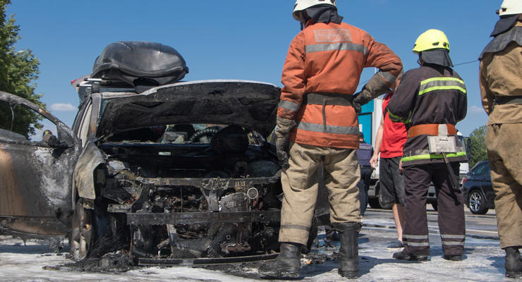 В Днепре на ходу загорелось авто с детьми