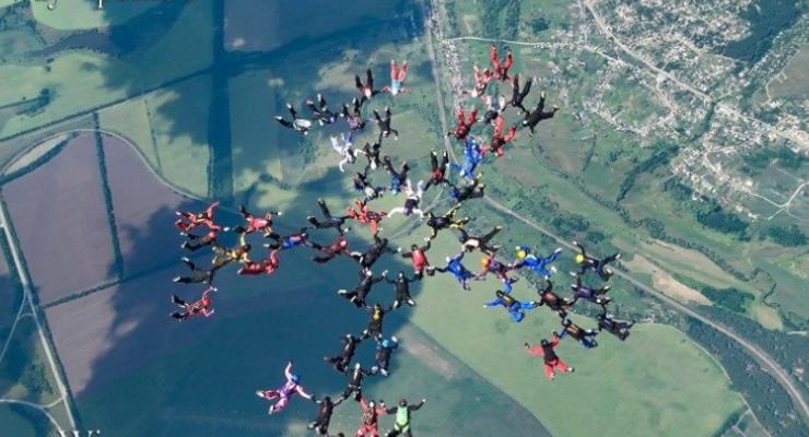 В Харькове женщины установили мировой рекорд по прыжкам с парашютом