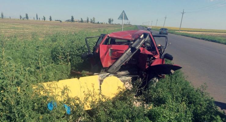 В Донецкой области автомобилист врезался в бетонную стелу и погиб