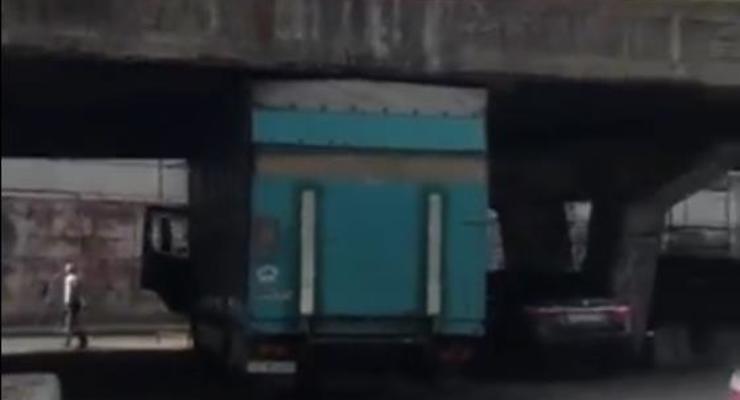 В Киеве под Шулявским мостом застрял грузовик