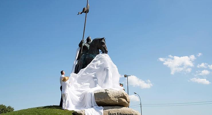 В Киеве открыли 11-метровый памятник Илье Муромцу