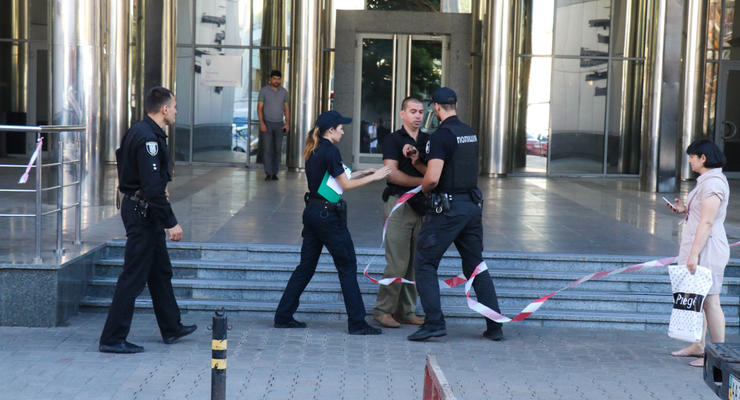 В Киеве в суде искали бомбу, а охранник подверг опасности жизнь сотрудников
