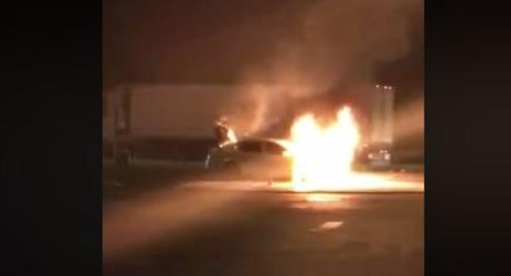 Возле киевской заправки сгорело авто