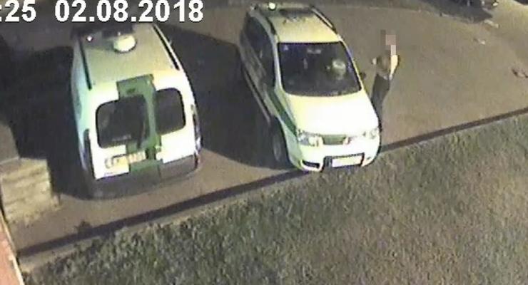 В Риге полуголый мужчина с топором напал на авто полиции