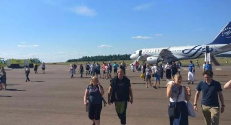 В аэропорту Хельсинки загорелся самолет с пассажирами