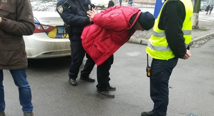 В Киеве дедушка-"минер" с муляжом взрывчатки получил срок