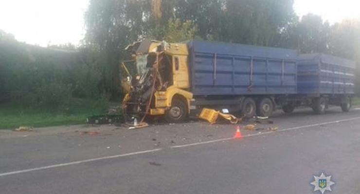 В Сумской области водитель фуры погиб в столкновении с грузовиком