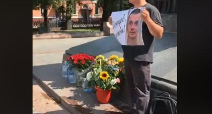 "Олег, живи!": в Москве кинокритик провел одиночный пикет в поддержку Сенцова