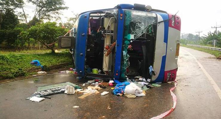 В Таиланде перевернулся двухэтажный автобус с туристами