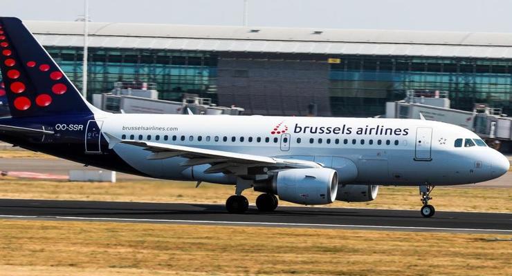 В Брюсселе самолет с 150 пассажирами аварийно сел на одном двигателе