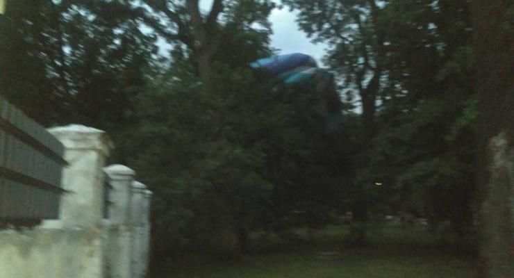 В Кировоградской области на высоте застрял воздушный шар с людьми