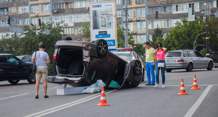 В Киеве Jaguar протаранил Volkswagen, тот перевернулся два раза