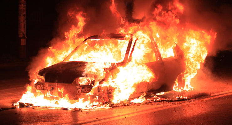 В Киеве водитель Mercedes заживо сгорел в автомобиле