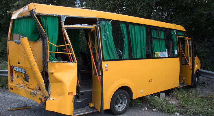 Под Киевом столкнулись маршрутка и грузовик, пострадала женщина