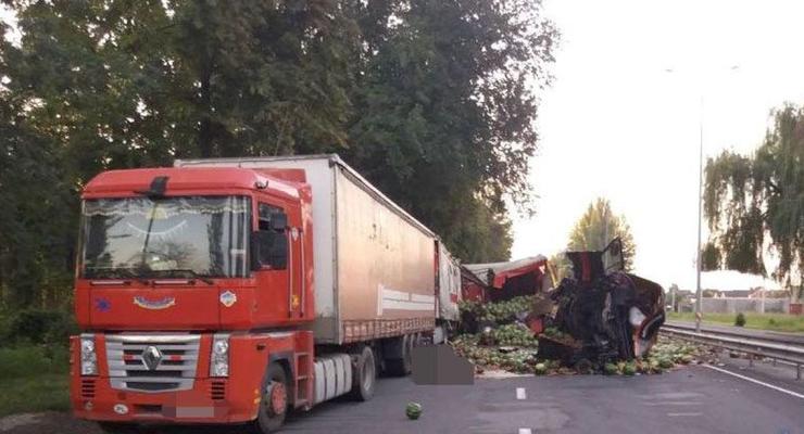 В Виннице фура с арбузами протаранила припаркованный грузовик: погиб иностранец