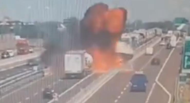 Появилось видео взрыва автоцистерны в итальянской Болонье