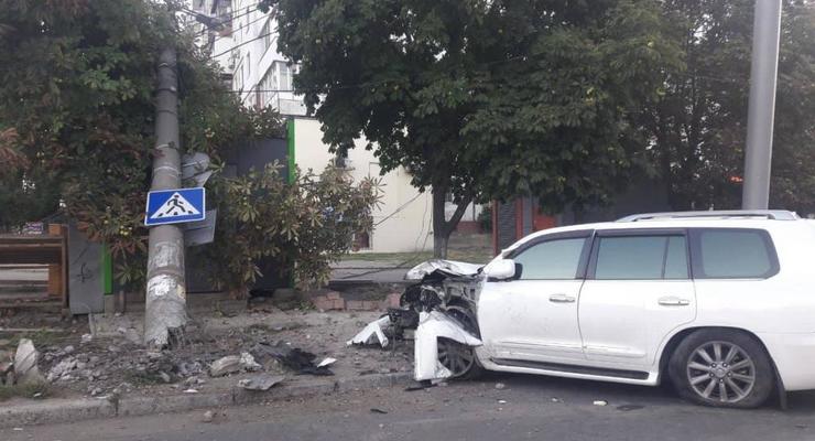 В Одессе Lexus протаранил электроопору и МАФ