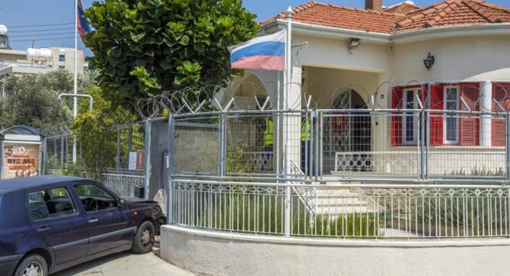На Кипре авто протаранило ворота перед консульством РФ